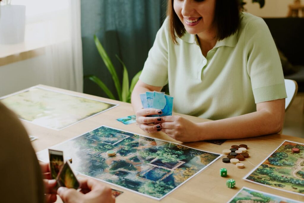 mujer jugando a juego de mesa probando la gamificación para empresas