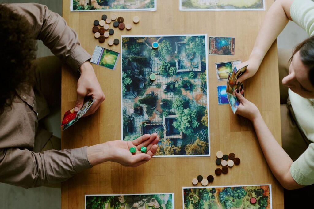 gamificación para empresas con tablero de juego y cartas