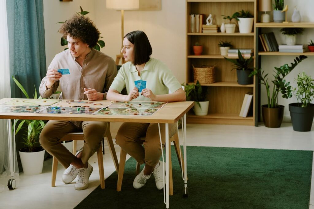 dos trabajadores jugando a un juego de mesa para gamificación para empresas